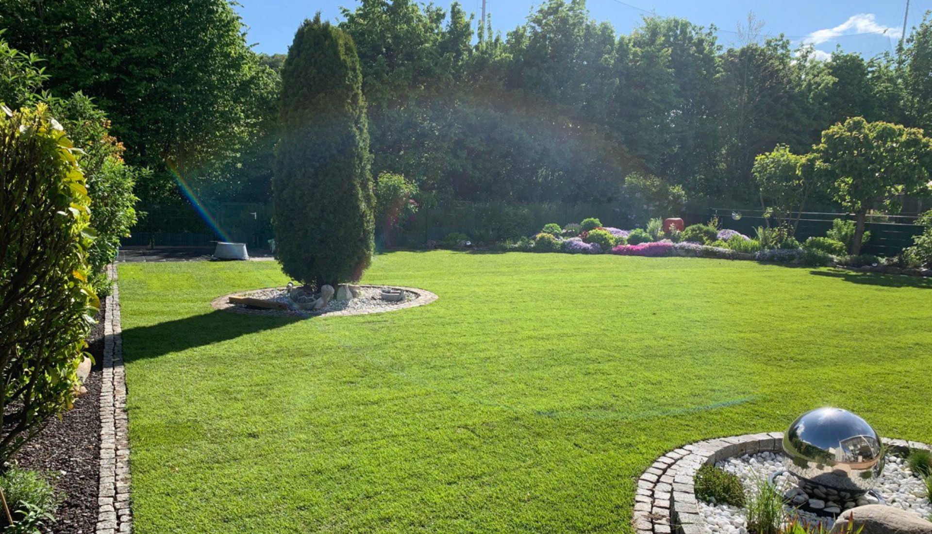Privatgarten mit Naturstein-Akzent