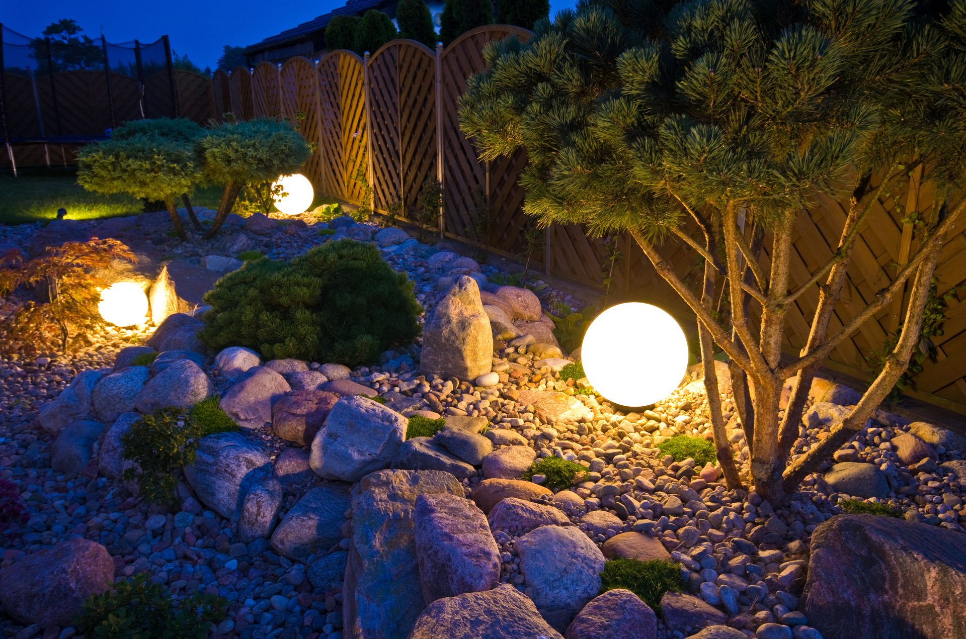 Familienfreundlicher Garten mit Holzterrasse